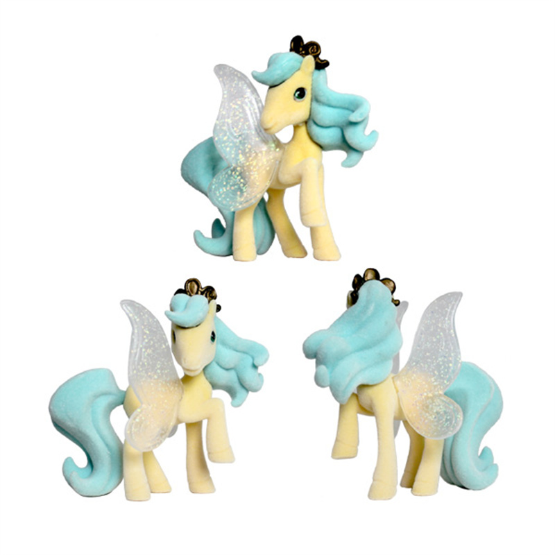 Elegante Pony Farfalla Porta Una Corona Plastica Min11