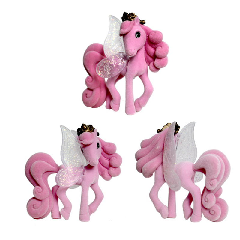 Elegante Pony Farfalla Porta Una Corona Plastica Min13