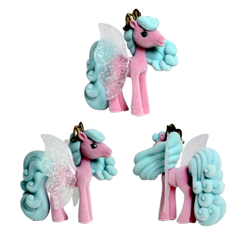 Elegante Pony Farfalla Portando Una Corona Plastica Min14