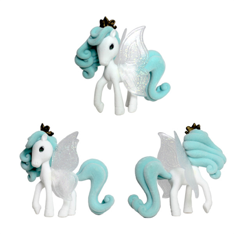 Elegante Pony Farfalla Portando Una Corona Plastica Min9