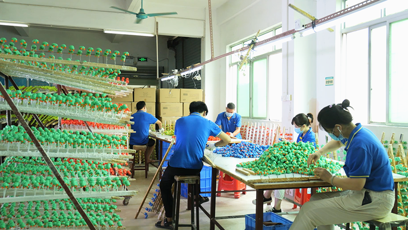 flocking bụ usoro na-agụnye itinye obere eriri, ma ọ bụ "villi", n'elu elu site na iji chaja electrostatic. Ihe a na-akpụ akpụ, nke nwere ụgwọ na-adịghị mma, na-adọrọ mmasị na ihe a na-akpụ akpụ, nke a na-agbanye n'ala ma ọ bụ na-enweghị ike. A na-ekpuchi eriri ndị ahụ na nrapado ma tinye ya n'elu, na-eguzo ọtọ iji mepụta ihe dị nro, dị ka velvet.<br>Weijun Toys nwere ahụmahụ karịrị afọ 20 na-emepụta ihe eji egwuri egwu atụrụ, na-eme ka anyị bụrụ ndị ọkachamara na ngalaba a. Ihe ụmụaka ji egwuri egwu gbakọtara na-egosipụta textures siri ike nwere akụkụ atọ, agba na-adọrọ adọrọ, yana mmetụta dị nro na nke okomoko. Ha anaghị egbu egbu, ndị na-esighị ike, na-ekpuchi ọkụ, na-egbochi mmiri, na-eguzogide iyi na esemokwu. Flocking na-enye ihe egwuregwu ụmụaka anyị ọdịdị dị adị, dị ka ndụ ma e jiri ya tụnyere ihe egwuregwu ụmụaka ọdịnala. Ngwunye eriri agbakwunyere na-eme ka mma ihu ha dị mma na mmasị a na-ahụ anya, na-eme ka ha na-ele anya ma na-enwe mmetụta nke ịbịaru ihe dị adị nso.